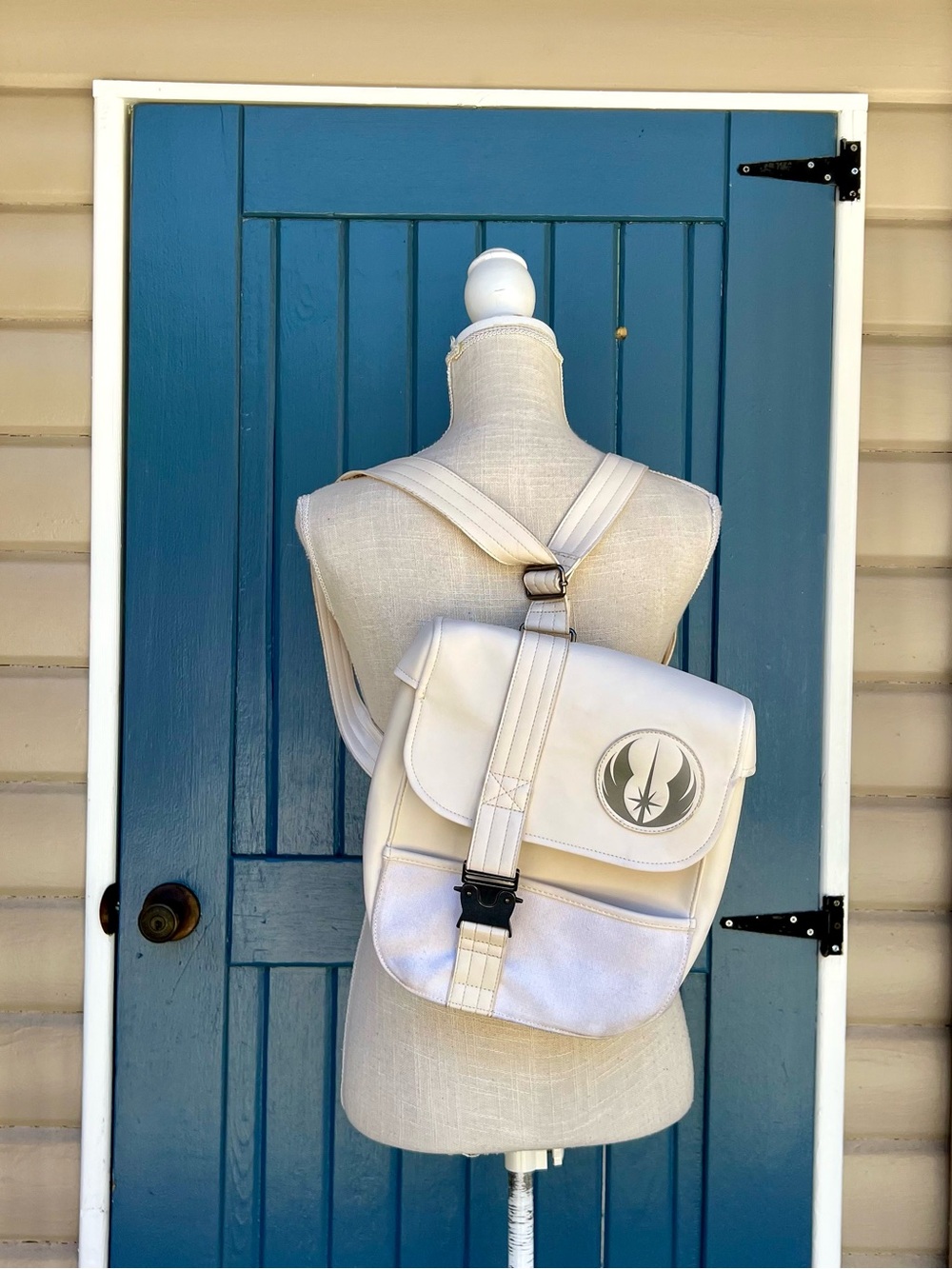 Loungefly x Star Wars Episode IX:
Rise of Skywalker Rey Cosplay Sling Bag